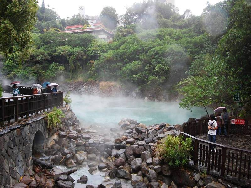 Tắm suối nước nóng khi du lịch Đài Loan vào mùa đông