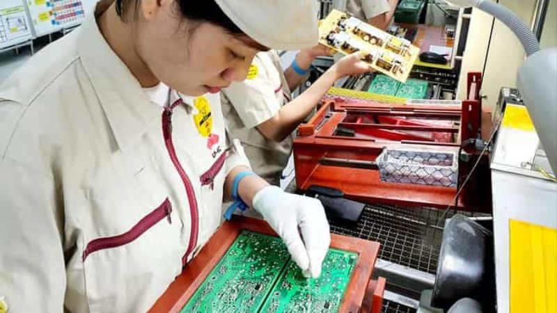 Xuất khẩu lao động lắp ráp bản mạch điện tử